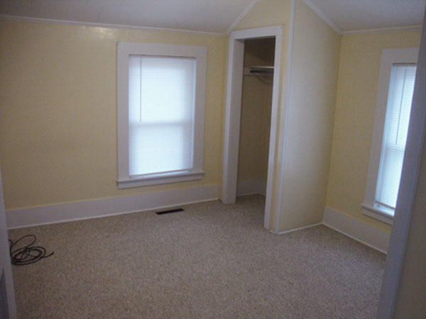 Back Bedroom toward Closet. - 415 Oak Dr