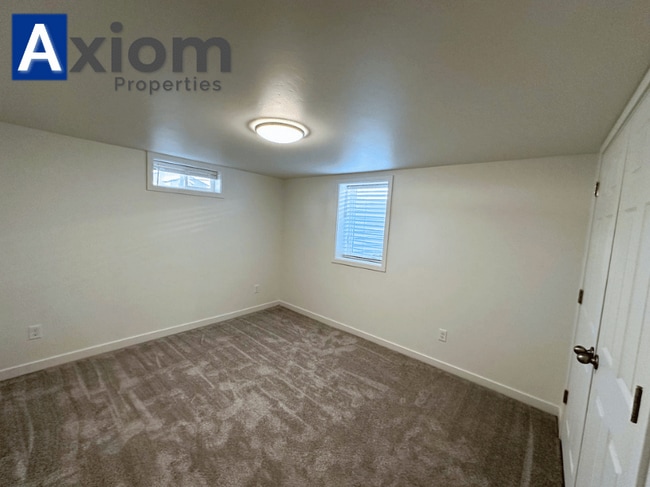 Building Photo - 906 E Elm-B