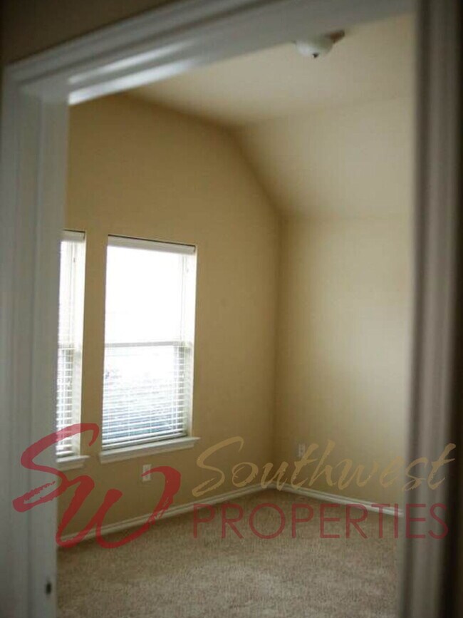 Building Photo - Spacious home in excellent area