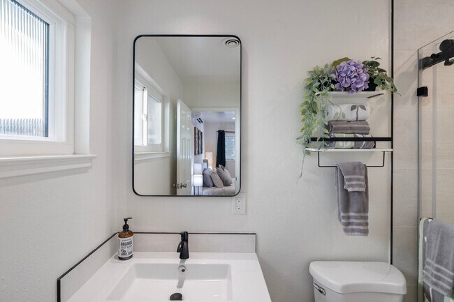 Building Photo - 919 Redbird Dr