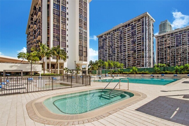 Building Photo - 1925 Brickell Ave