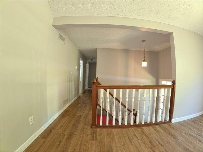 Building Photo - 2575 Overlake Dr