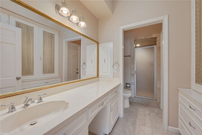 Building Photo - 1205 Brook Hollow Dr