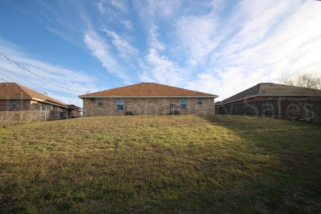Building Photo - New Fence!