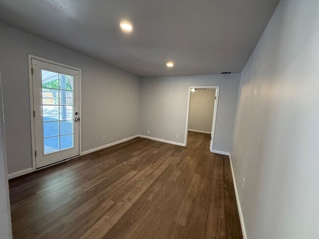 Building Photo - Spacious and newly remodeled 4 Bedroom wit...