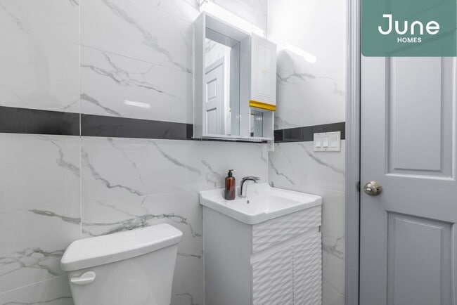 Building Photo - Queen room in 4-bed/2.0-bath Home