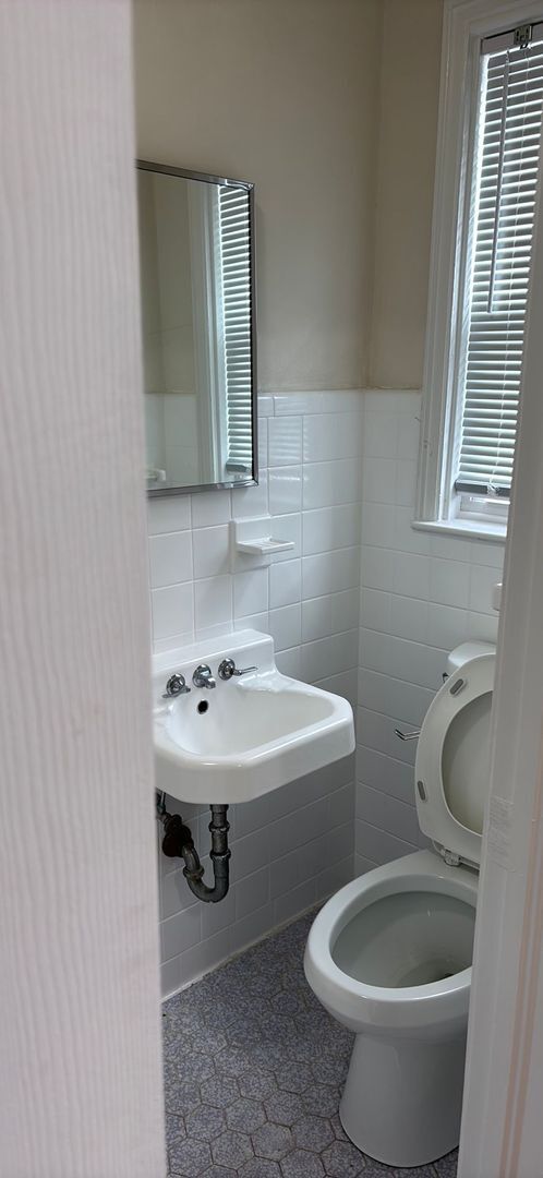 Building Photo - Nice 4 bedroom/5.5 bath home on N. Ocean Boulevard