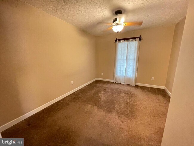 Building Photo - 588 Wakefield Dr