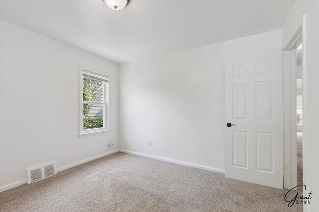 Building Photo - 3 Bedroom - 1 Bath- $1,150.00
