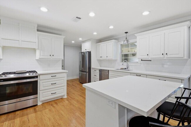Building Photo - 117 McCree Dr