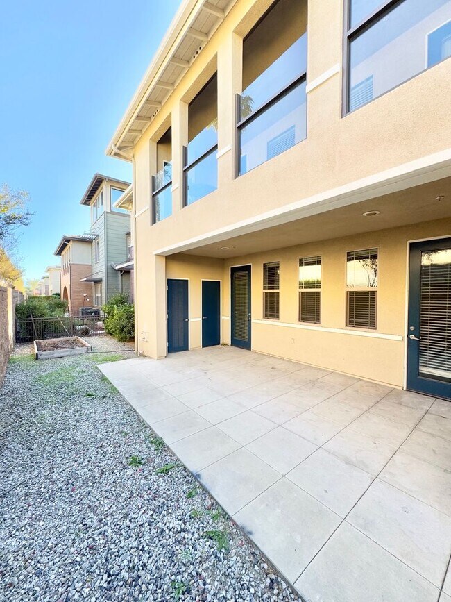 Building Photo - 12336 Hollyhock Dr