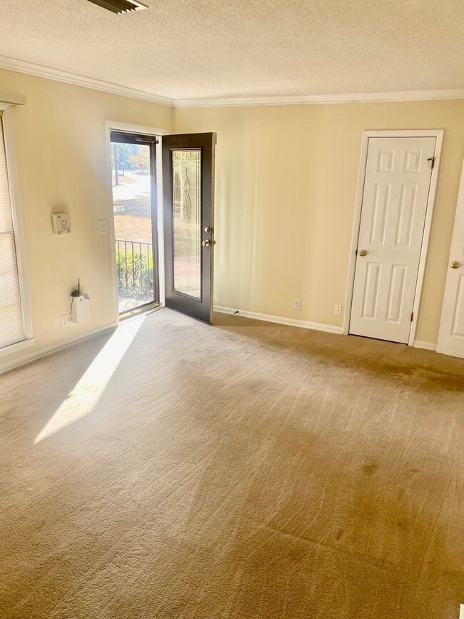 Building Photo - 214 Meadowbrook Dr