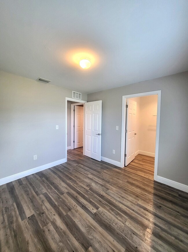 Building Photo - 5012 Dolphin Ct
