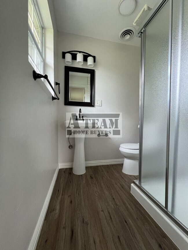 Building Photo - Updated 3 Bedroom 2 Bath Brick House in Tr...