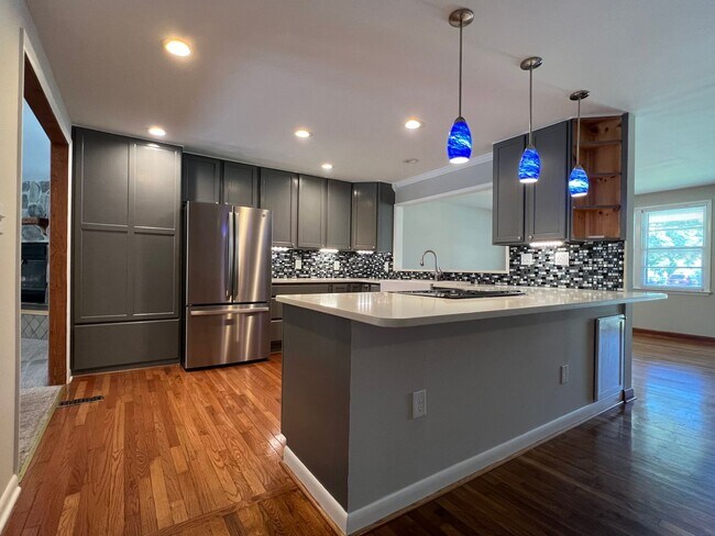 Building Photo - Great on Gardenview!