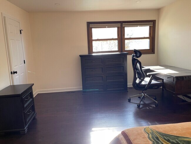 Building Photo - 1925 E Waverly Ln