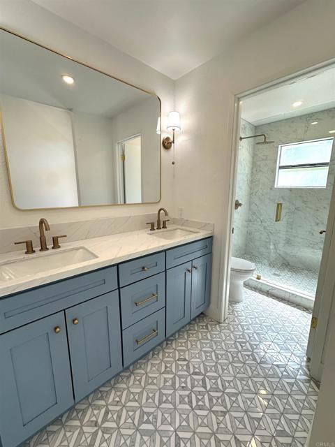 Building Photo - 542 Via De La Valle