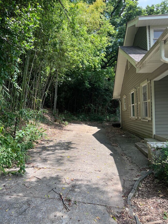 Building Photo - 3 Bedroom / 2 Bathroom House in Glen Iris
