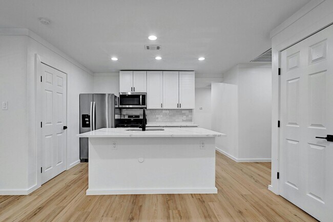 Building Photo - Top of the line 6 bed in West Campus!!! 1913!!!