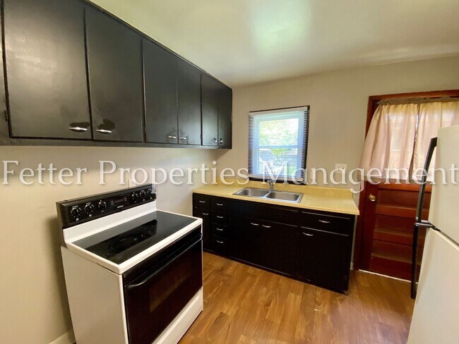 Building Photo - 1228