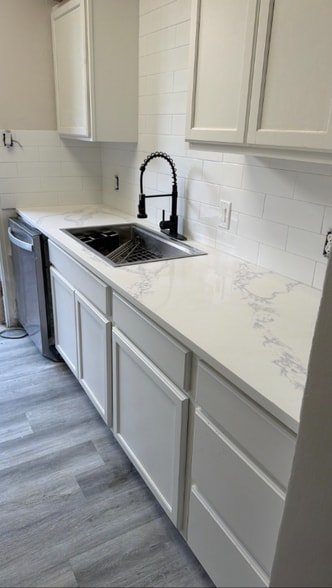 Building Photo - 19 Lakeway St