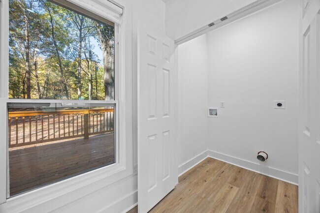 Building Photo - 8625 Cedarbrook Dr