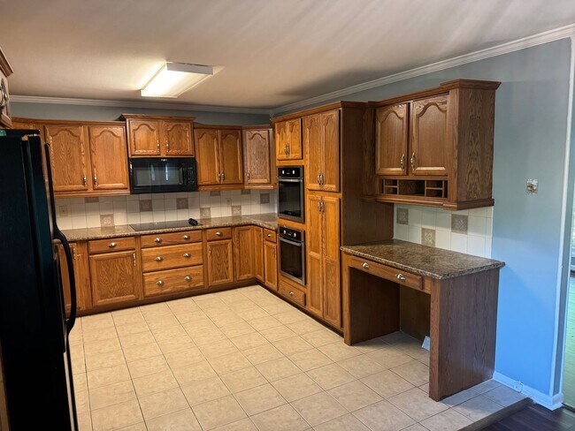 Building Photo - NOW AVAILABLE! RENT READY!!