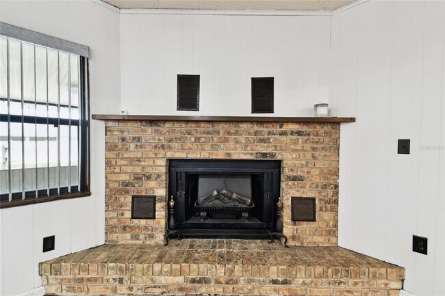 Building Photo - 1102 Shadowbrook Dr N