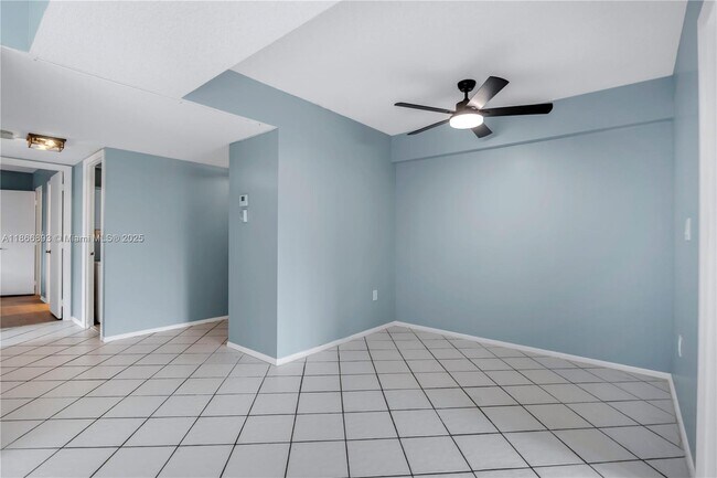 Building Photo - 4168 Inverrary Dr