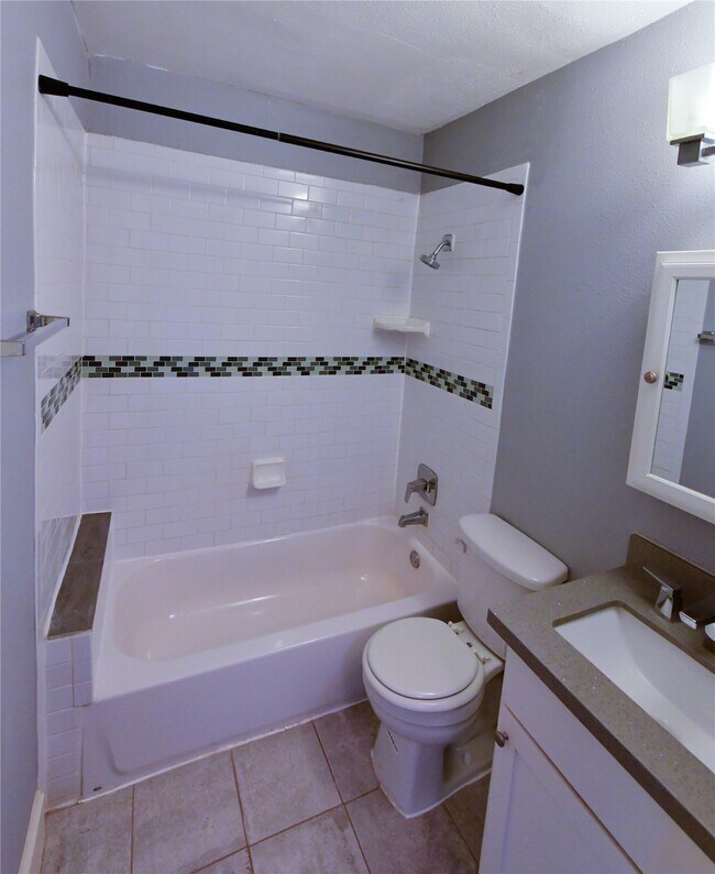 Building Photo - 1011 E 6 1/2 St