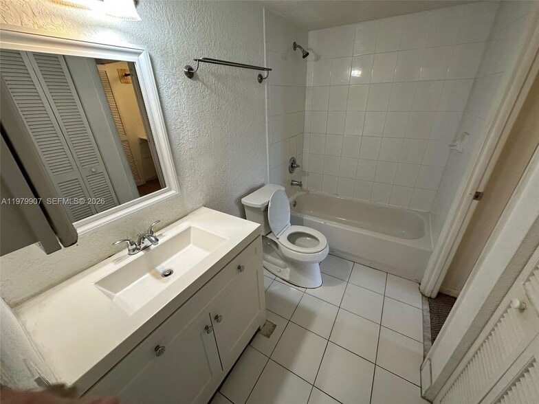 Building Photo - 9350 Fontainebleau Blvd