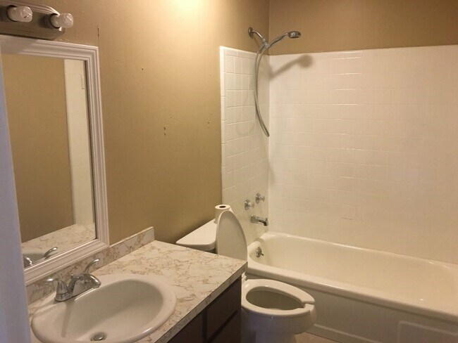 Building Photo - 4871 Campanella Dr N