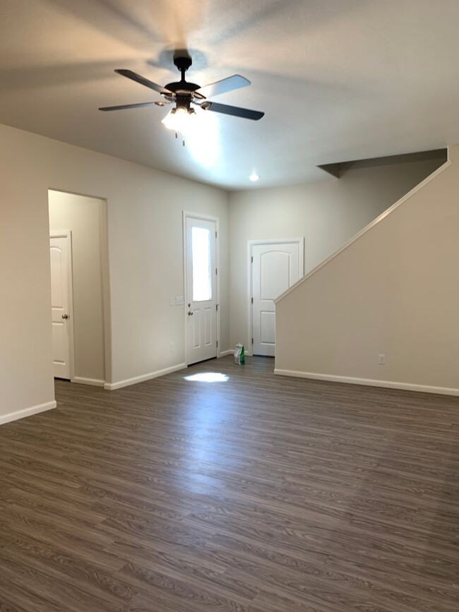 Building Photo - Gorgeous 3 bed 2.5 bath home in The Enclave
