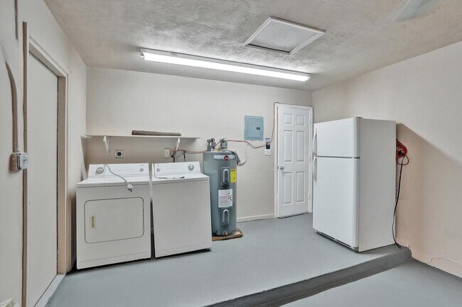 Building Photo - 7010-7012 NW 78th Ave