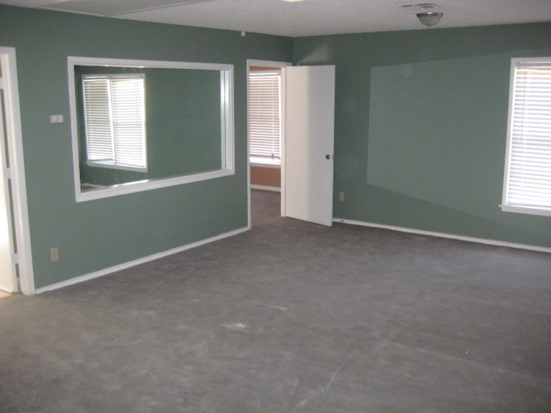 Building Photo - 1108 W 4th St