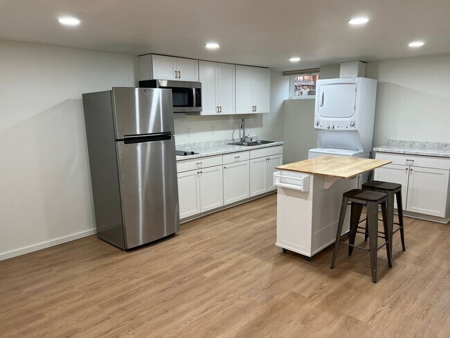 Building Photo - 841 Red Apple Rd