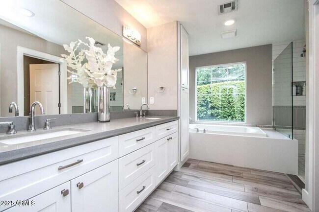 Building Photo - 4232 North 19th Pl