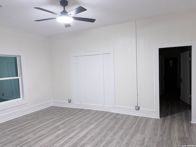 Building Photo - 106 N Pear St