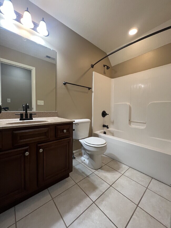 Building Photo - 3462 Southwood Dr