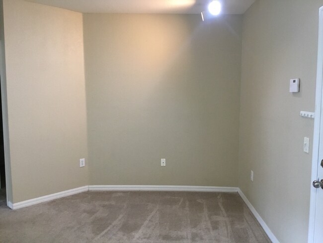 Building Photo - RESORT-STYLE 2 BEDROOM 2 BATHROOM CONDO