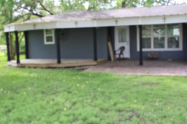 Building Photo - 3 Bedrom 2 bath with a 1 car garage