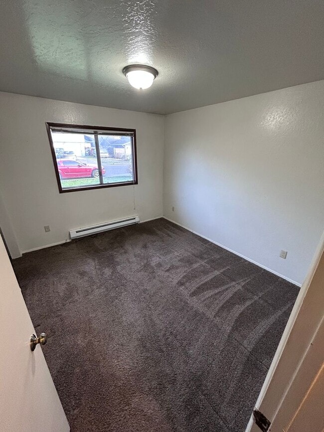 Building Photo - 3 bedroom 1 bath house w/ attached garage in Coos Bay!