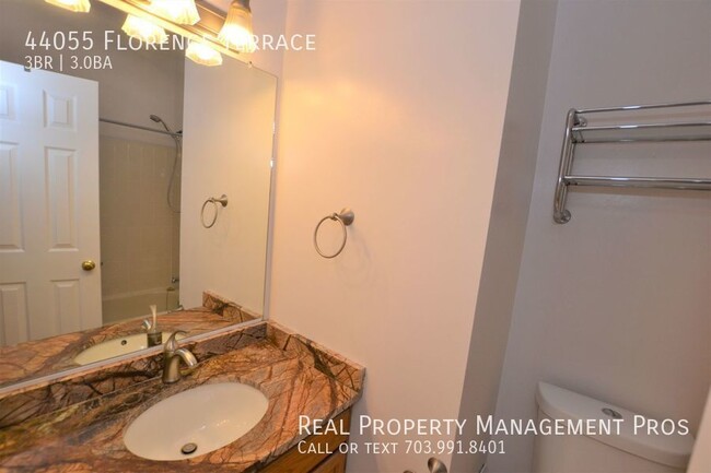 Building Photo - Lake View 3 Bedroom Townhouse for Rent in ...