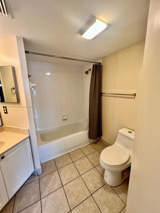Building Photo - 400 Crestwood Ct N