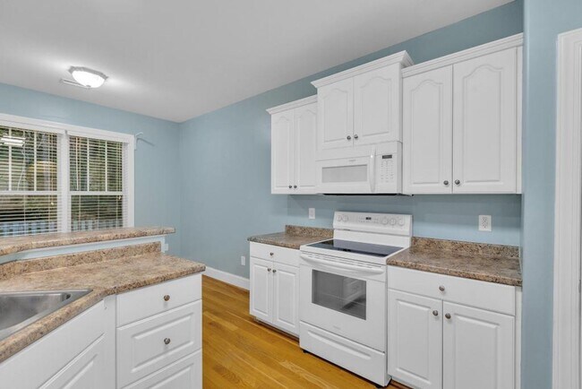 Building Photo - Great location between Wilmington and Jack...