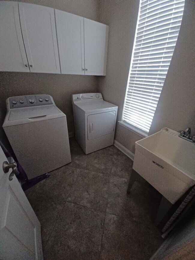 Building Photo - 433 Escalante Ct