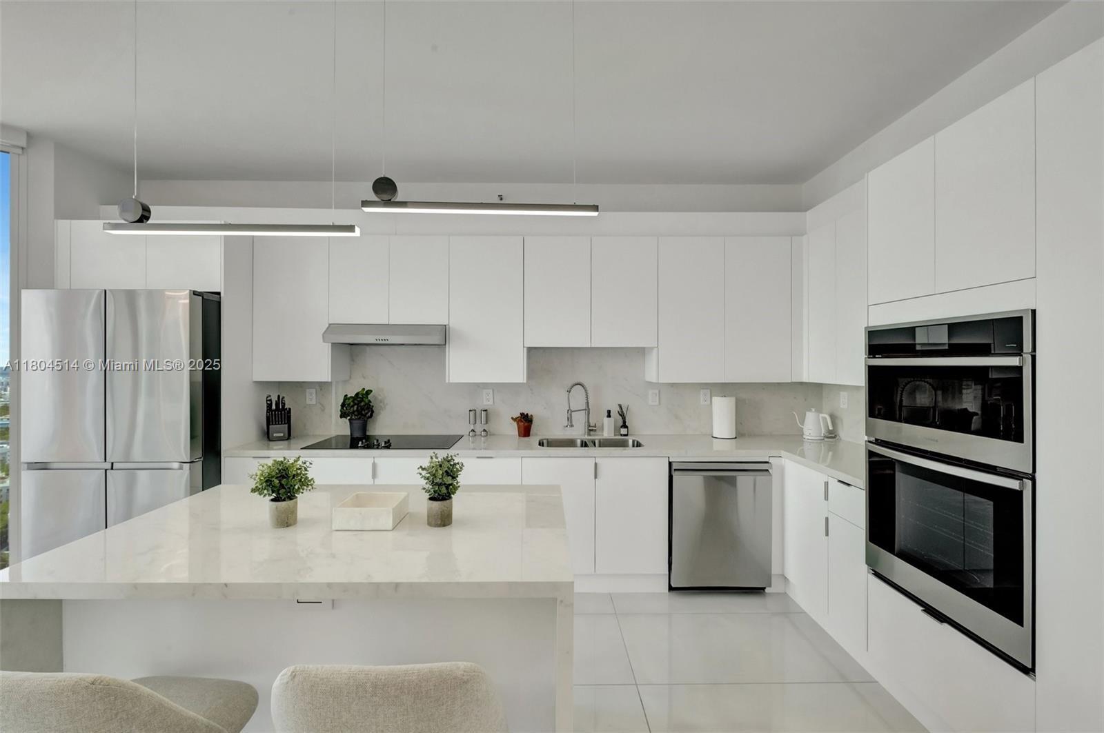 Building Photo - 300 S Pointe Dr