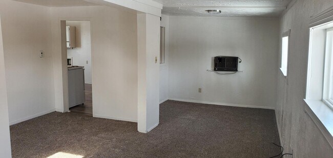 Building Photo - 2 Bed 2 bath house