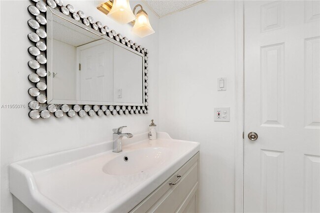 Building Photo - 301 NE 14th Ave