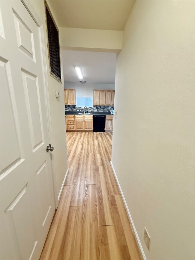 Building Photo - 455 S 6th St